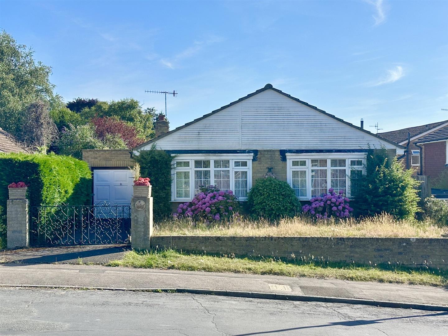 2 bed property in Sedlescombe Gardens, St. Leonards-On-Sea